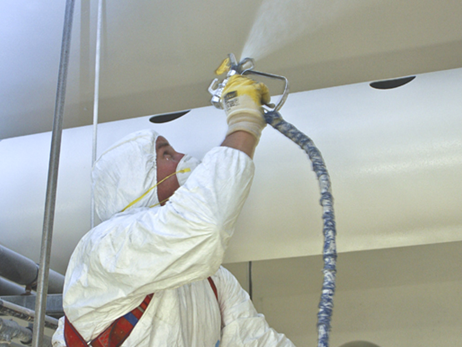 BioniSystem-Hygienische-Gebäude-Instandsetzung_mobile Bioni System Mitarbeiter beschichtet im Airless-Verfahren eine Deckenfläche mit BIONI SYSTEM FOOD