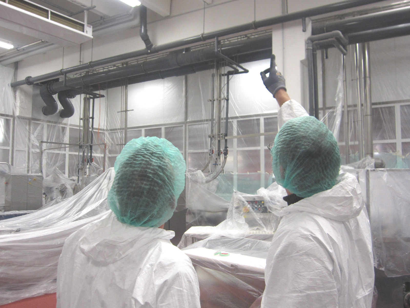 Produktionsleiter und Bioni Mitarbeiter sichten die zu bearbeitenden Fläche in einer Produktionsstätte