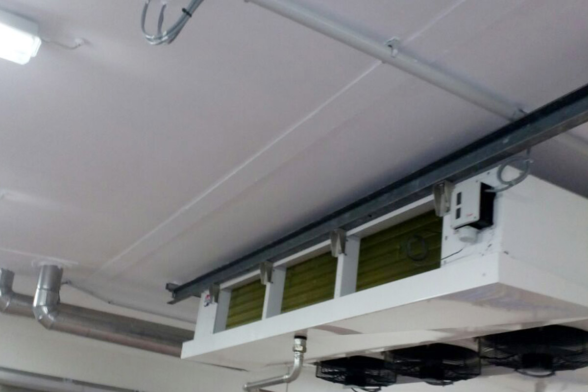 Klimaanlage und mit Bioni System beschichtete Deckenfläche