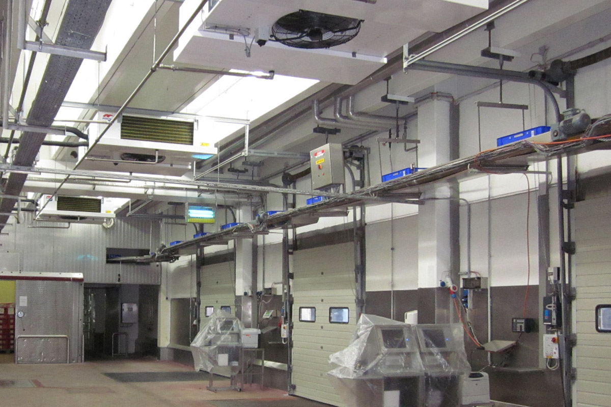 Produktionslaufband mit abgedeckten Monitoren nach der Bearbeitung mit Bioni System Food